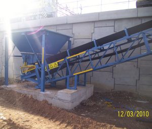 Builder's conveyor with adjustable leg frame
