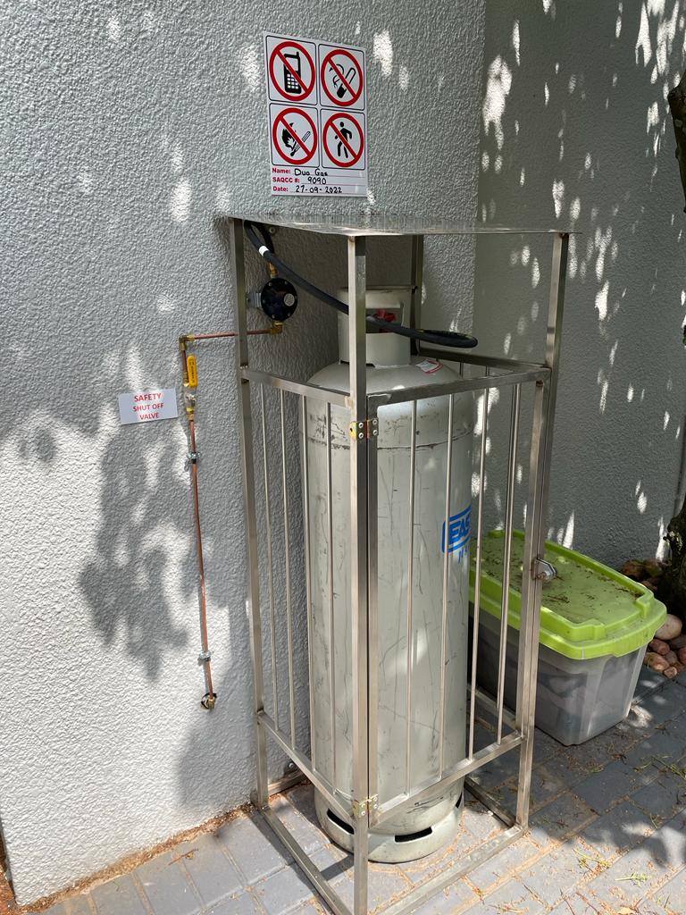 Lockable gas cylinder cage with access door