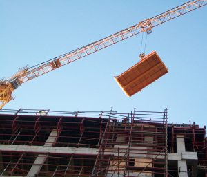 Loading access platform installed on a multi-level industrial site