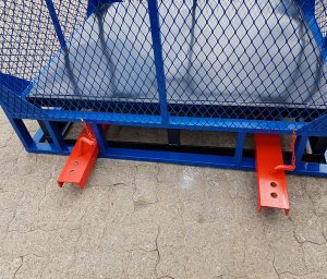 Brick pallet lifting cage set in blue