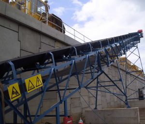 Conveyor system with infeed chute
