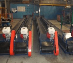 Conveyor with adjustable lifting leg frame